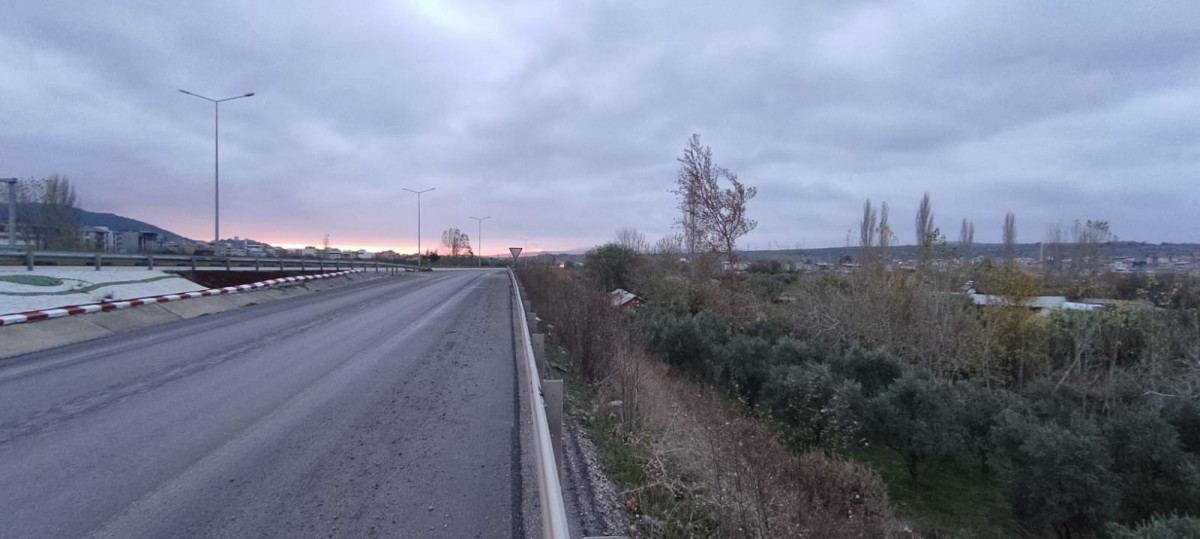 <p>SOMA İSTASYON MAH. ÇEVRE YOLUNA SIFIR 3.100 m2 ZEYTİNLİK İÇERİSİNDE DAM ELEKTRİK VE SU VARDIR</p>
